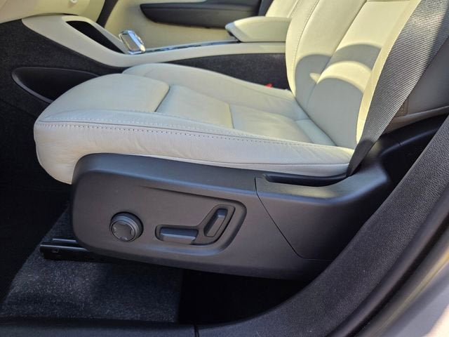 2023 Volvo XC40 Ultimate Dark Theme