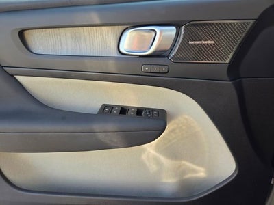 2023 Volvo XC40 Ultimate Dark Theme