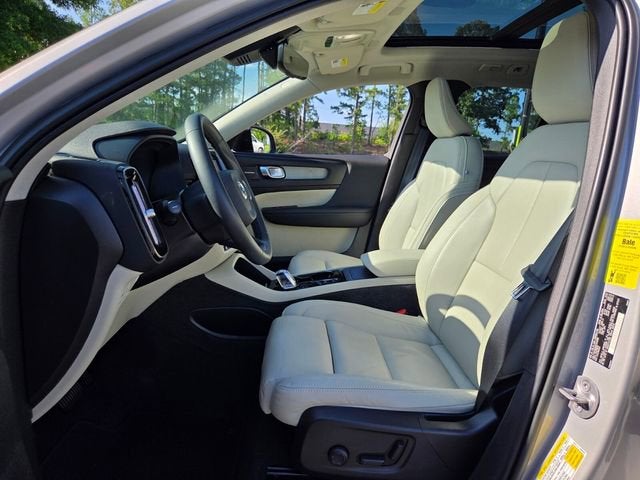 2023 Volvo XC40 Ultimate Dark Theme